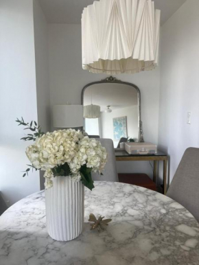 Lovely One-Bedroom Apartment with Pool, Hot Tub, and Gym in the Heart of Downtown, skytrain 3min away